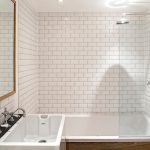 Piastrelle in mattoni bianchi all'interno del bagno