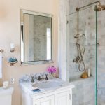 specchio rettangolare sopra il lavabo in porcellana