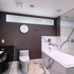 Grande orologio sulla parete del bagno