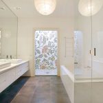 Progettazione del bagno con pareti beige