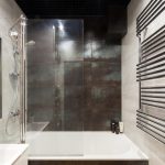 Soffitto scuro in un piccolo bagno