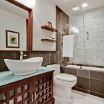 Mobili in legno in un bagno combinato