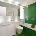 Piccole piastrelle di ceramica nelle tonalità del verde