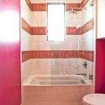 pavimento in legno in un piccolo bagno