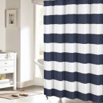 Tenda a righe in un bagno combinato