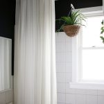 Vaso di fiori sospeso all'interno del bagno