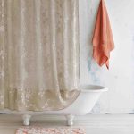 Tenda beige in tessuto traslucido