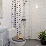 Pavimento grigio in bagno con pareti bianche