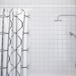 Cornice bianca tra le pareti del bagno