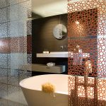 Tenda di design nell'interno del bagno