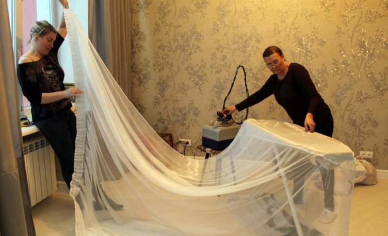 Stirare il tulle lungo a casa