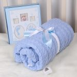 Coperta intrecciata fatta a mano blu