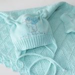 Coperta blu con cappello e calzini