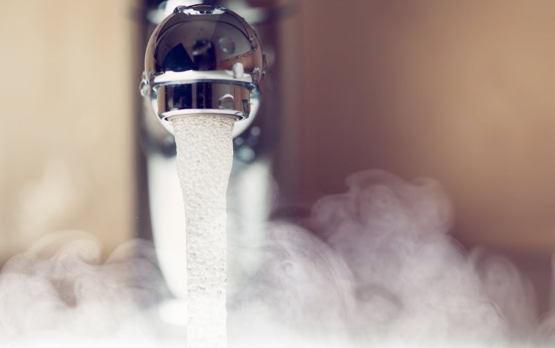 Riempire la vasca con acqua calda per lisciare la tenda con il vapore