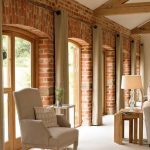 Soggiorno in stile loft con tende ad occhielli
