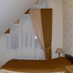 Interessante il tulle e le tende dello stesso colore del copriletto per la camera da letto