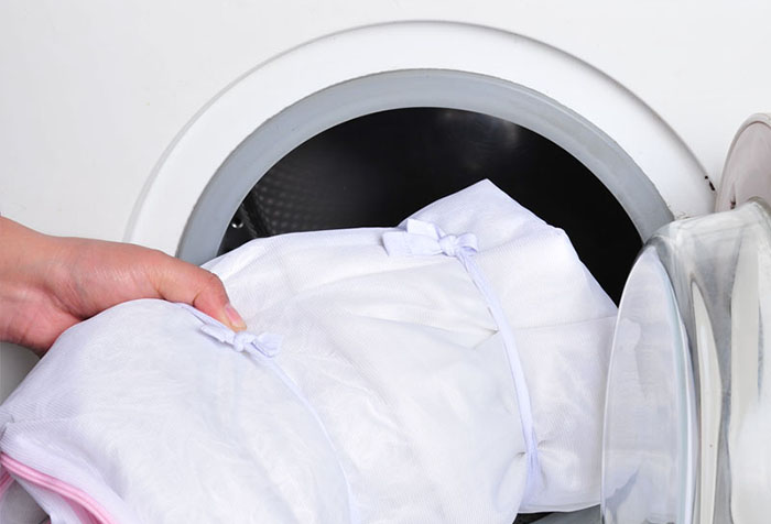 Mettere il tulle in una borsa nella lavatrice