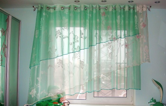 Pulisci il tulle di nylon sulla finestra della cucina dopo il lavaggio