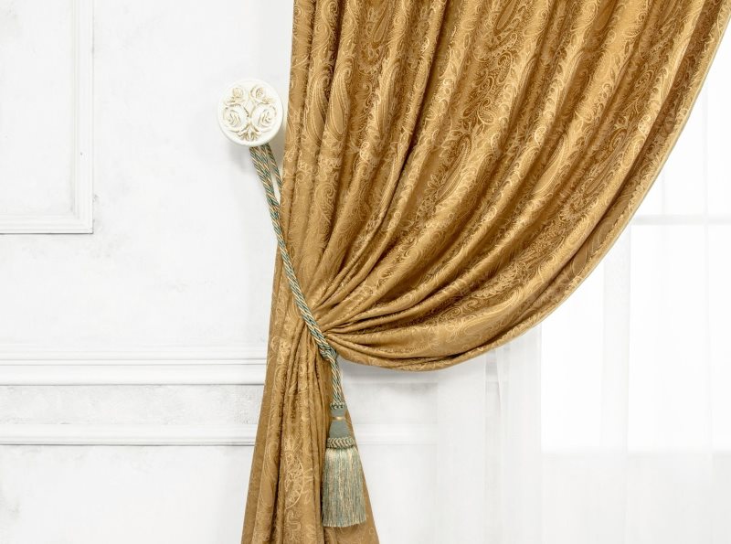 Decorare una tenda di seta con un semplice fermatende