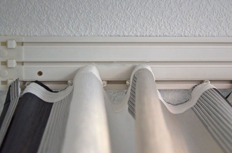 Fissaggio delle tende al soffitto tramite binario in plastica