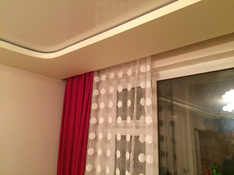 Tende su una cornice nascosta in un soggiorno con controsoffitto