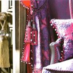 Tende colorate con nappe sui fermatende