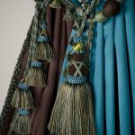 Due tende di colori diversi con nappe sui fermatende