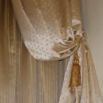 Tenda realizzata in materiale satinato con maniglia