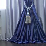 Tenda blu su pavimento marrone scuro
