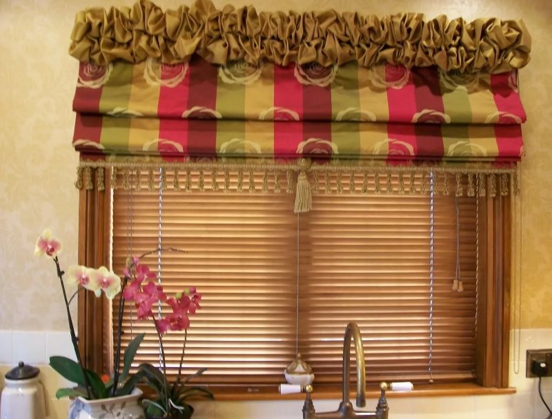 Decorare una tenda romana con nappe e frange