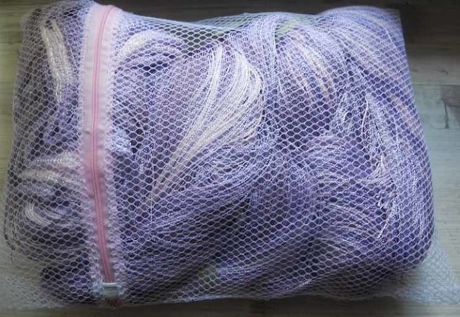 Infilare le tende in un sacchetto per il lavaggio in lavatrice
