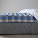 Materasso alto a quadri per un letto grande