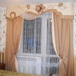 Lambrequin beige e marrone combinato per la camera da letto