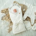 Completo color latte: coperta, tuta, cappello, tuta per la dimissione