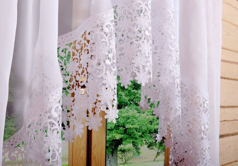 Tenda inamidata su una finestra di una casa in legno