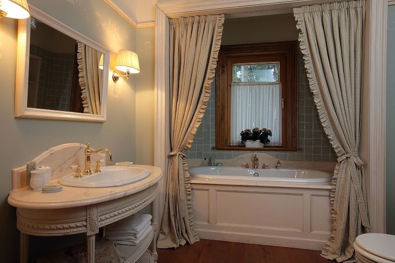 Bellissime tende in un bagno in stile classico