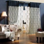 Bellissime tende bianche e blu e tulle con occhielli