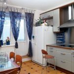 Bellissime tende con passanti in velcro per una finestra della cucina con balcone