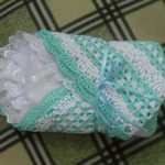 Una bella coperta bianca e verde si adatta sia a un maschio che a una femmina