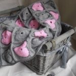 Bellissima coperta all'uncinetto rosa e grigia