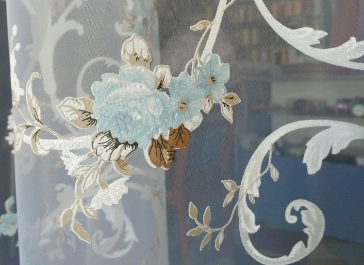 Bellissimo ornamento su tulle trasparente