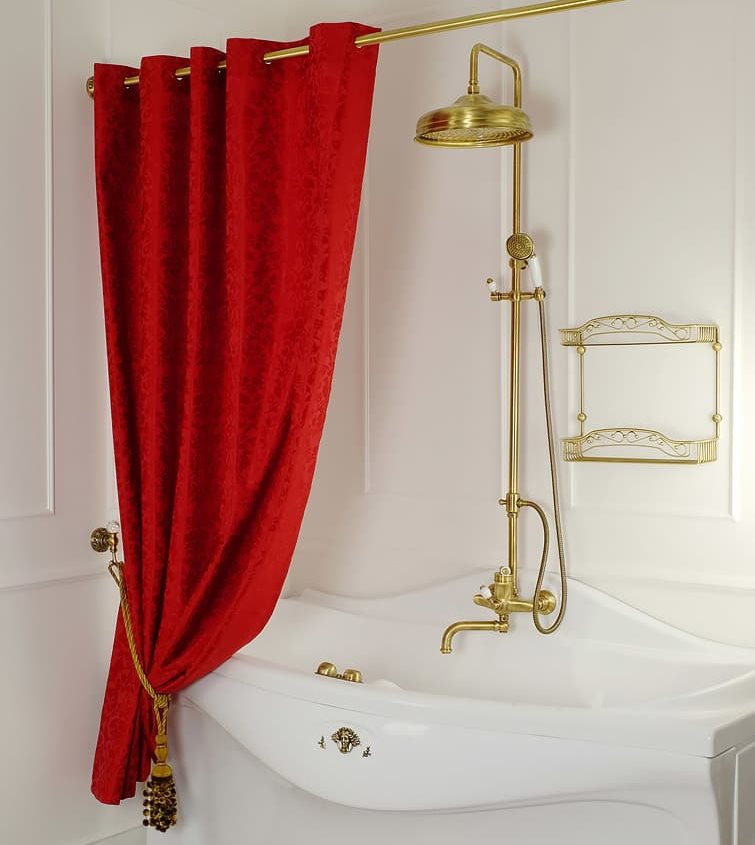 Tenda rossa sopra la vasca da bagno bianca