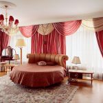 Tende rosse e beige con lambrequin per una spaziosa camera da letto