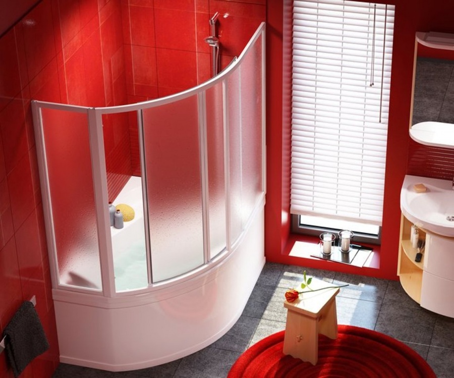 Vasca da bagno angolare in una stanza con pareti rosse