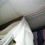 Fissaggio della cornice al soffitto e alle tende con velcro