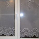 Tessuto di tulle sui vetri delle finestre