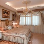 Lambrequins in una camera da letto in stile classico
