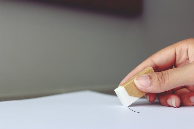 Rimuovere i segni di penna da una tenda avvolgibile con una gomma