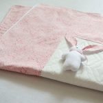 Coperta leggera bianca e rosa per passeggino