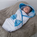 Coperta leggera bianca con treccia blu